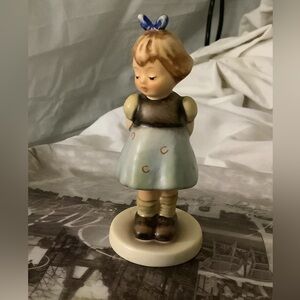 M.I. Hummel “Two Hands One Treat” #192 created in 1991 by Goebel, Brand New 4”